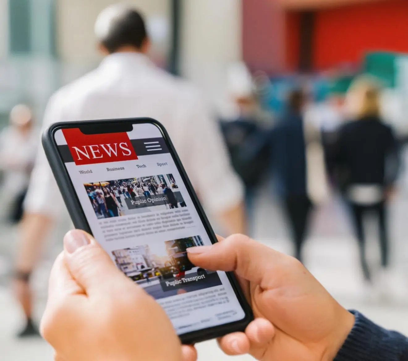 Backlinks de calidad. Noticias digitales y estrategias para aumentar autoridad y visibilidad Persona leyendo noticias en el móvil como ejemplo de backlinks de calidad en medios digitales